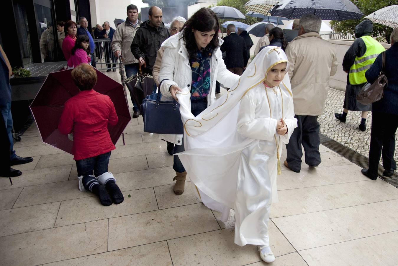 Miles de peregrinos acuden al Santuario de Fátima en Portugal