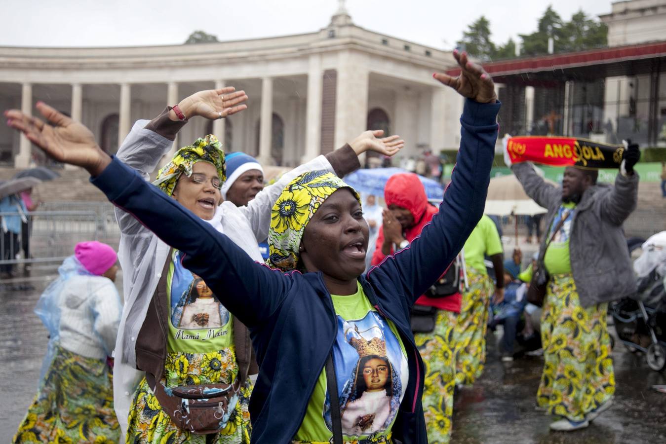 Miles de peregrinos acuden al Santuario de Fátima en Portugal