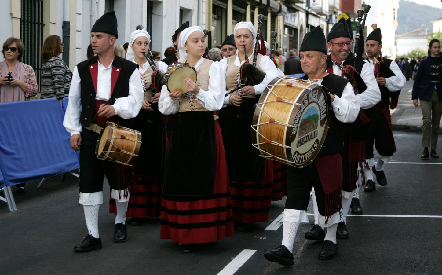 Los Reyes visitan Boal para entregar el Premio al Pueblo Ejemplar 2014