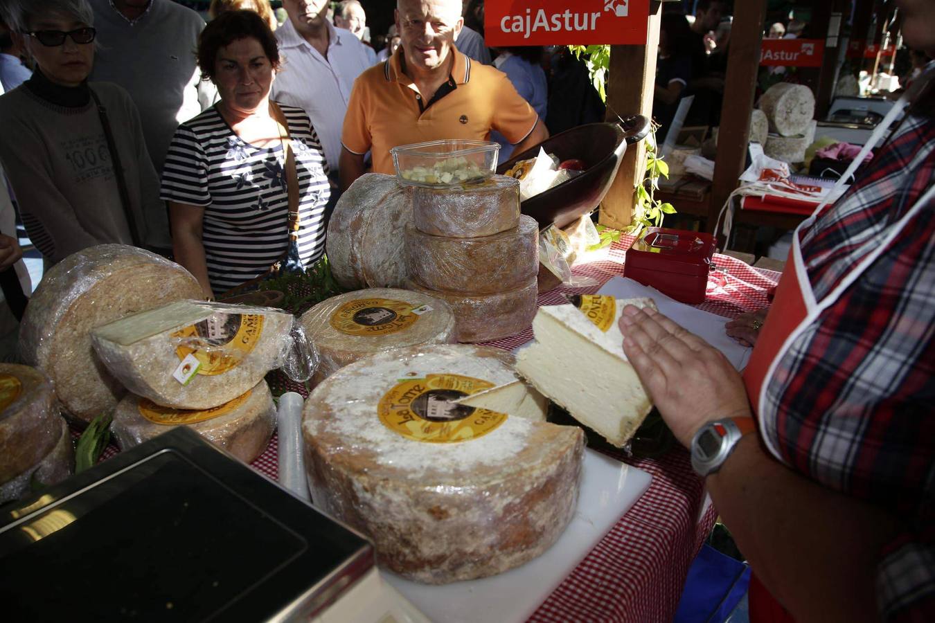 Certamen del queso Gamonéu en Benia de Onís