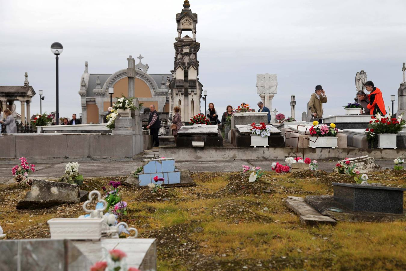 Los cementerios avilesinos se llenan de fieles para honrar a los difuntos