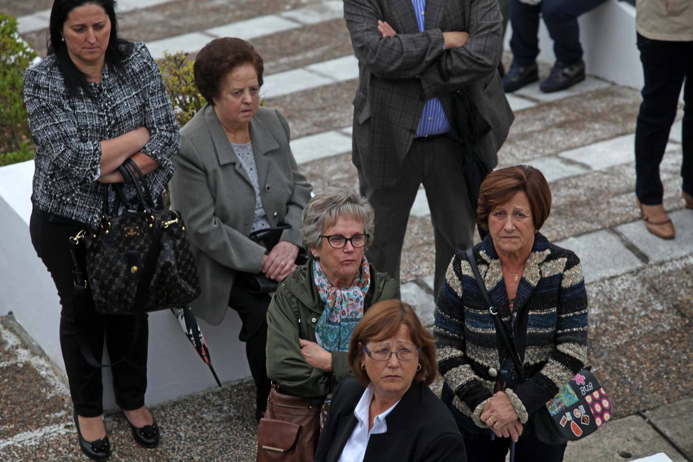 Los cementerios avilesinos se llenan de fieles para honrar a los difuntos