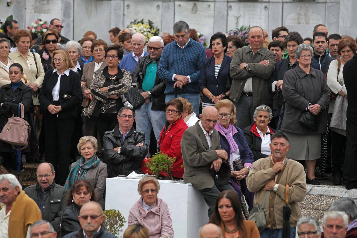 Los cementerios avilesinos se llenan de fieles para honrar a los difuntos