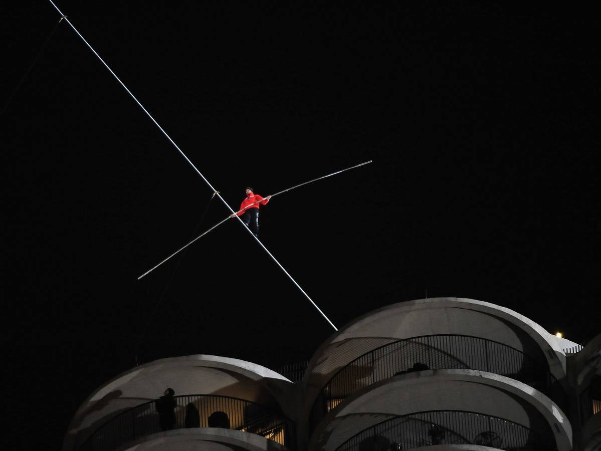 Nik Wallenda camina entre dos rascacielos con los ojos vendados
