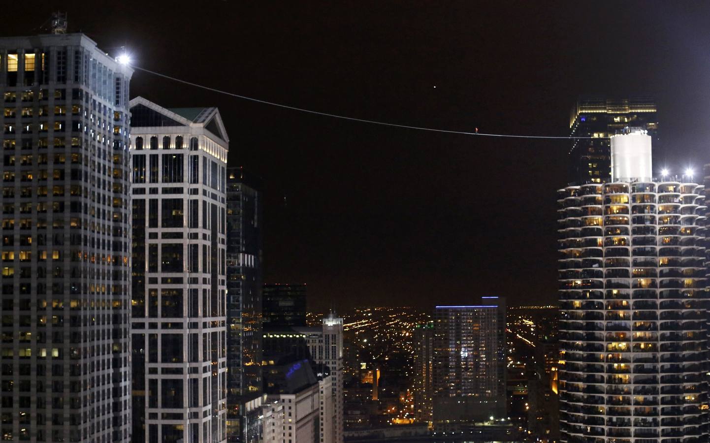 Nik Wallenda camina entre dos rascacielos con los ojos vendados