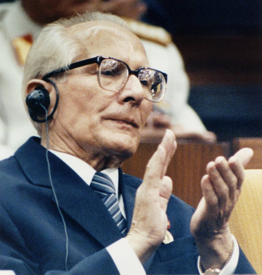 Erich Honecker. Era el poderoso y ortodoxo jefe del Partido Comunista (SED) y del Estado. Era contrario a la Perestroika impulsada por el secretario general del PCUS Mijaíl Gorbachov