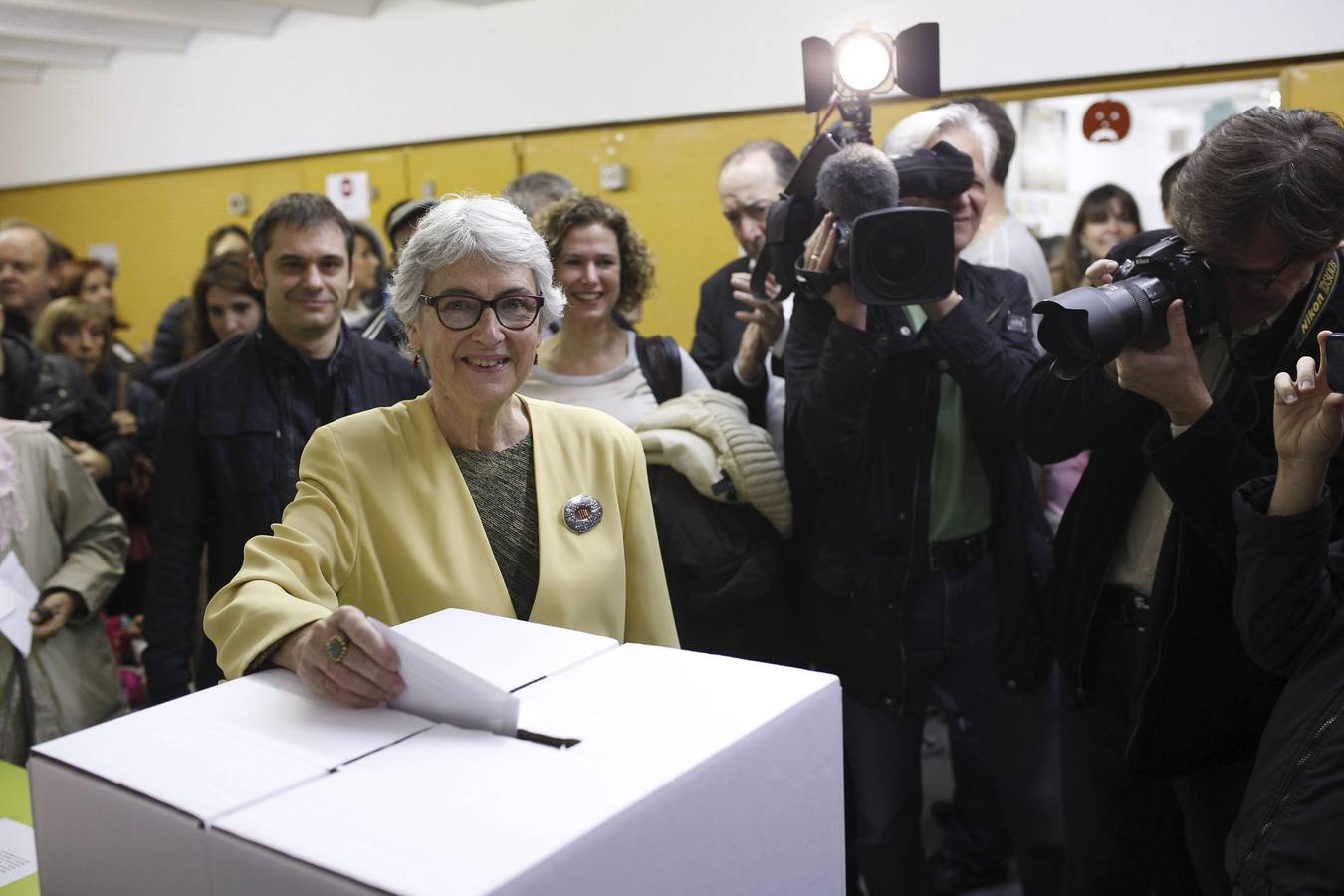 La presidenta de Òmnium Cultural Muriel Casals, deposita su voto en el colegio Sagrada Familia de Barcelona.