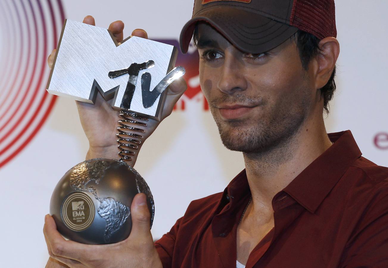 Enrique Iglesias posa con su galardón.