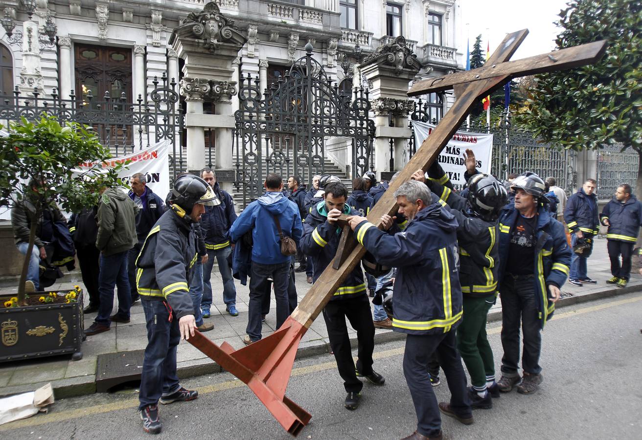 Bomberos de Asturias protesta por la reducción de efectivos