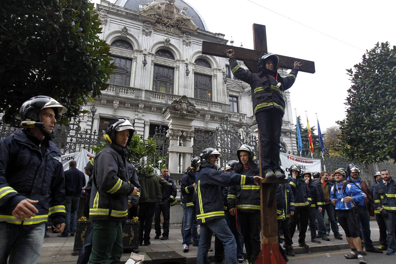 Protesta de bomberos ante la Junta. Los bomberos asturianos llevaron su protesta contra los recortes y los problemas de organización a las puertas del Parlamento asturiano, donde simbólicamente se crucificaron.