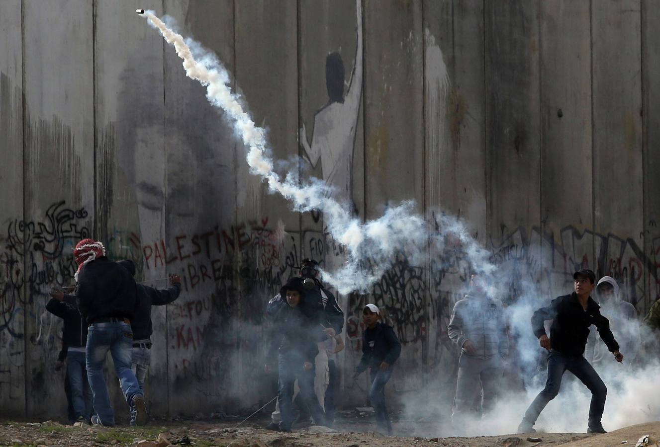 Protesta palestina. Manifestantes haciendo frente a las fuerzas israelíes.