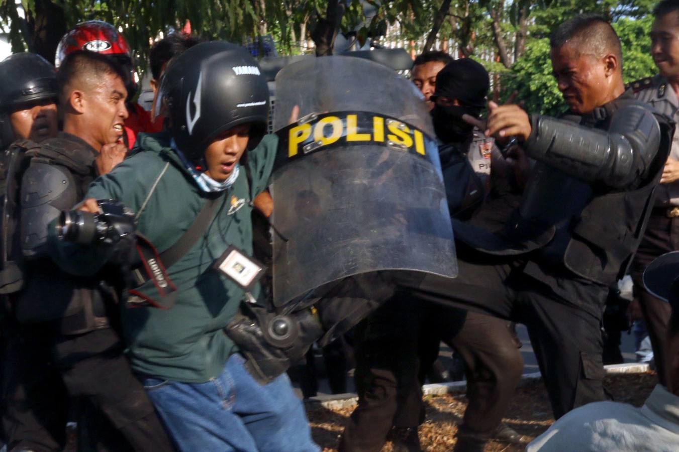 Graves enfrentamientos entre estudiantes y policía en Indonesia