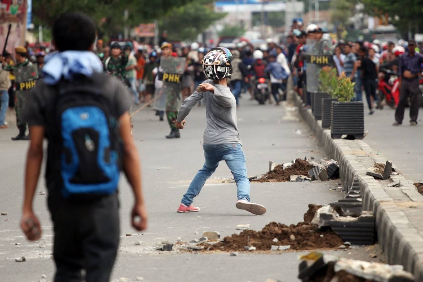 Graves enfrentamientos entre estudiantes y policía en Indonesia