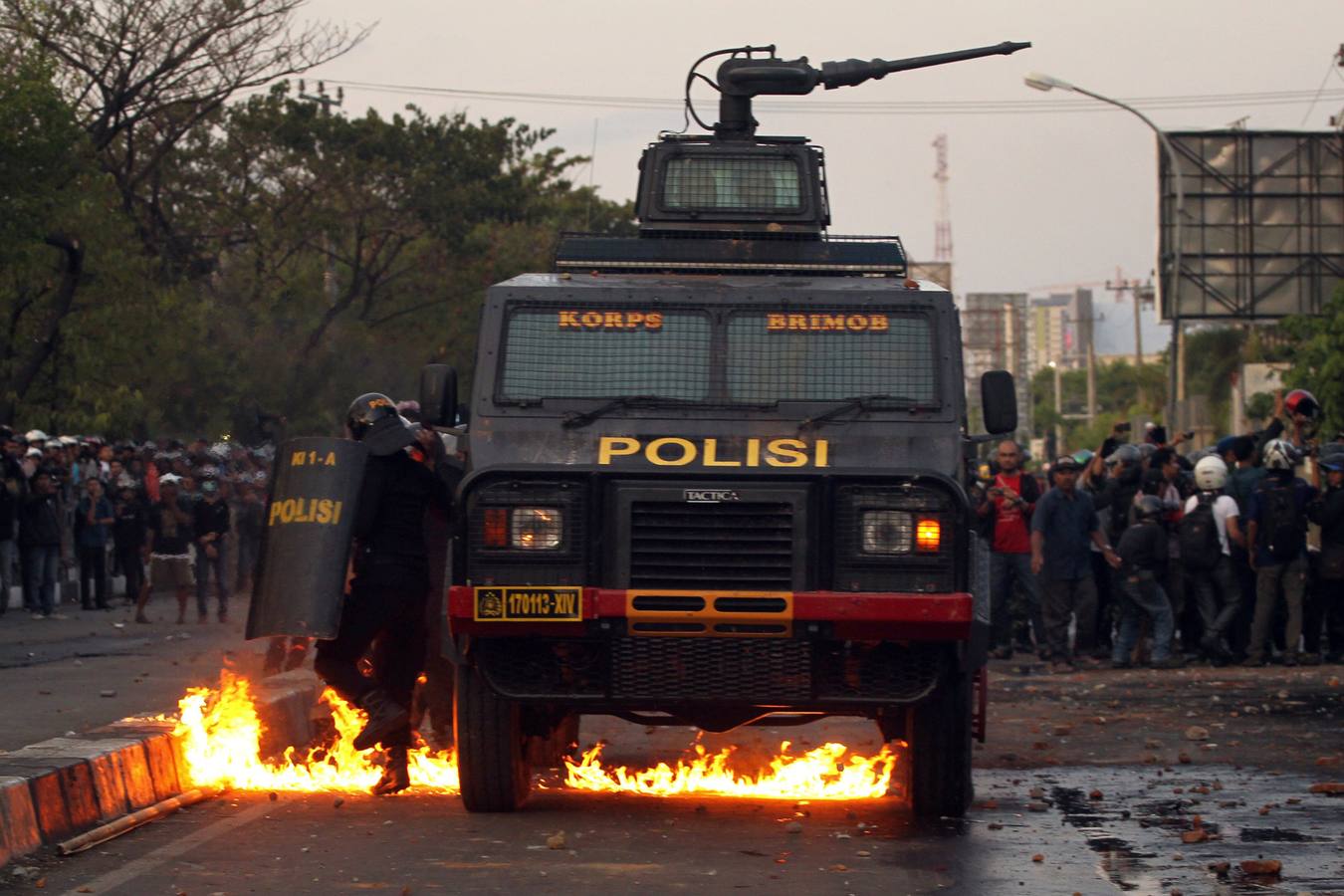 Graves enfrentamientos entre estudiantes y policía en Indonesia