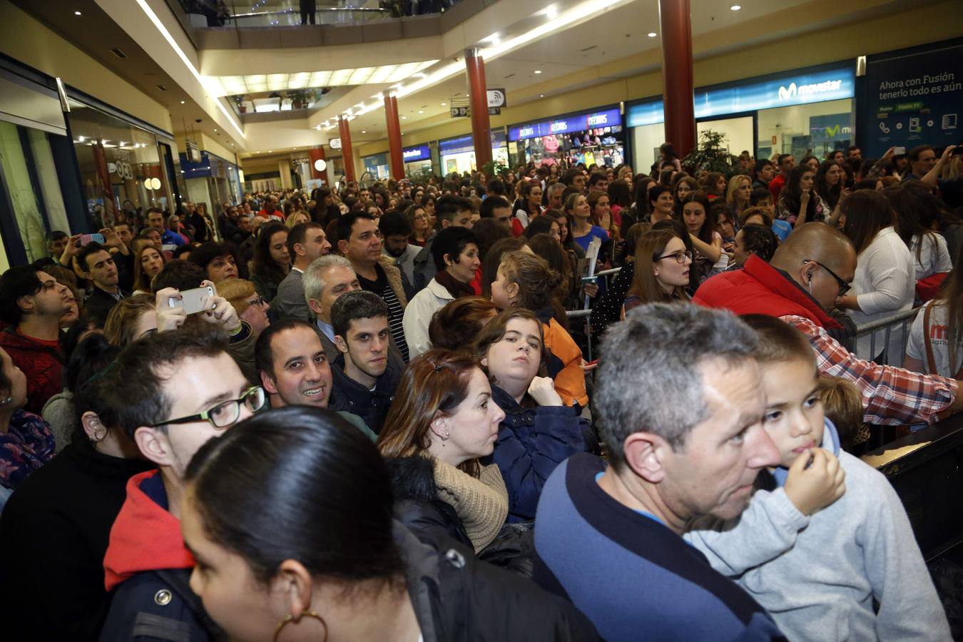 Melendi firma discos en Oviedo