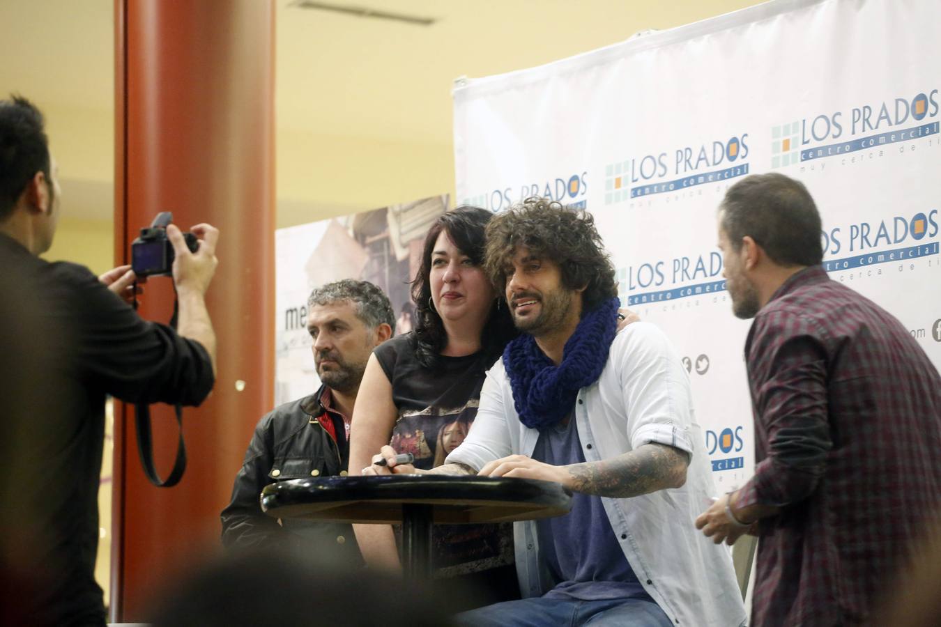 Melendi firma discos en Oviedo