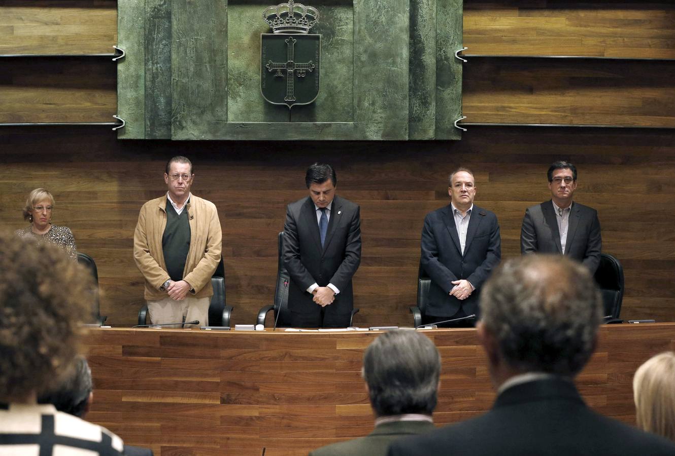 Los parlamentarios asturianos guardaron un minuto de silencio en la Junta.