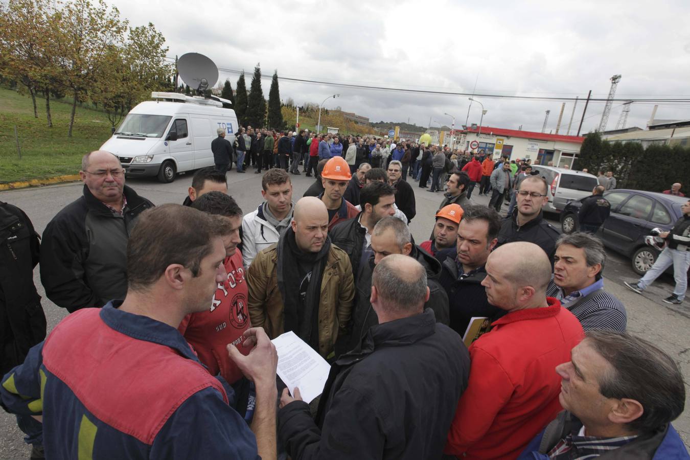 Concentración de los trabajadores de Alcoa ante el anuncio de despidos masivos