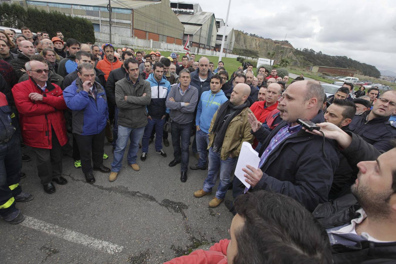 Concentración de los trabajadores de Alcoa ante el anuncio de despidos masivos