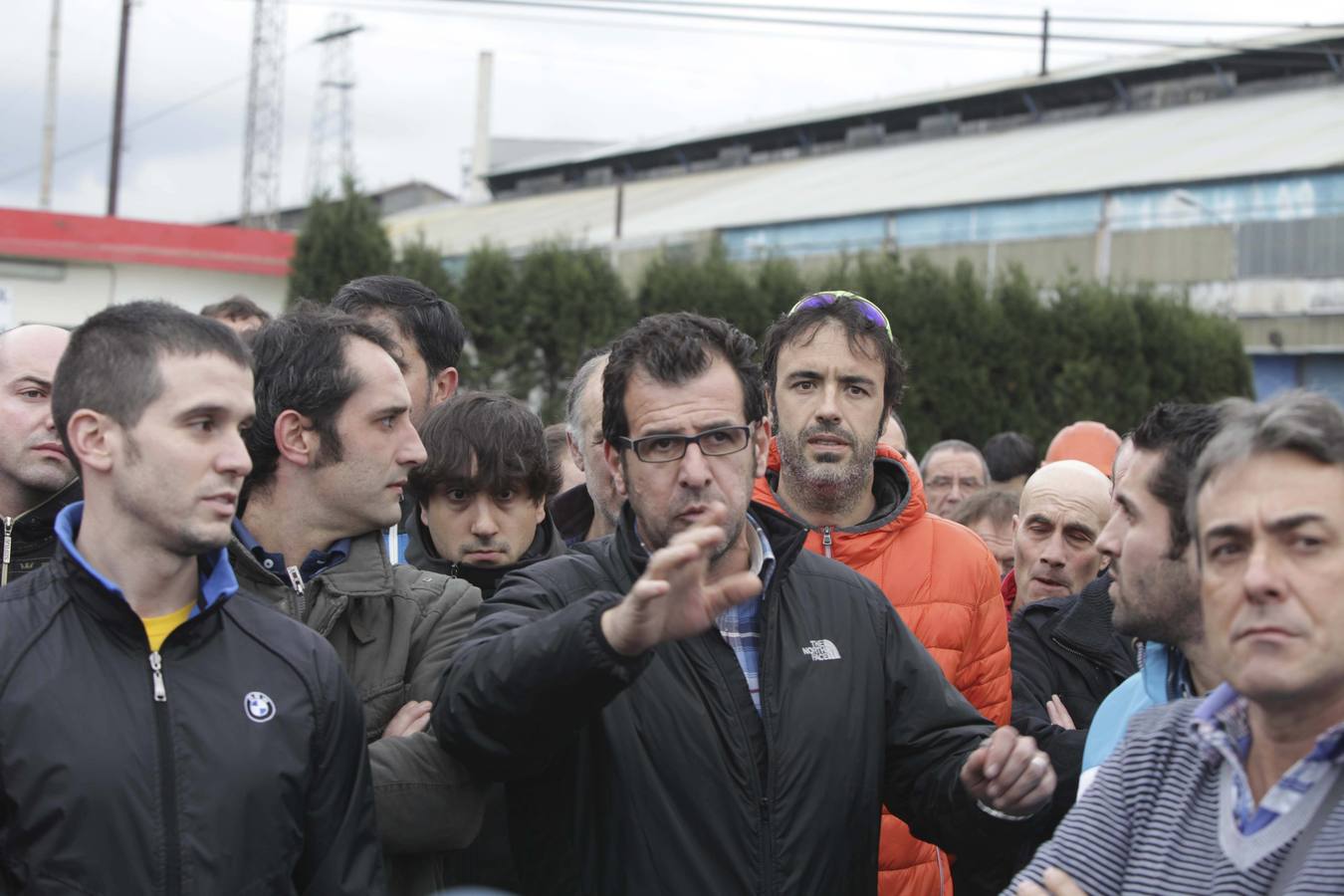 Concentración de los trabajadores de Alcoa ante el anuncio de despidos masivos