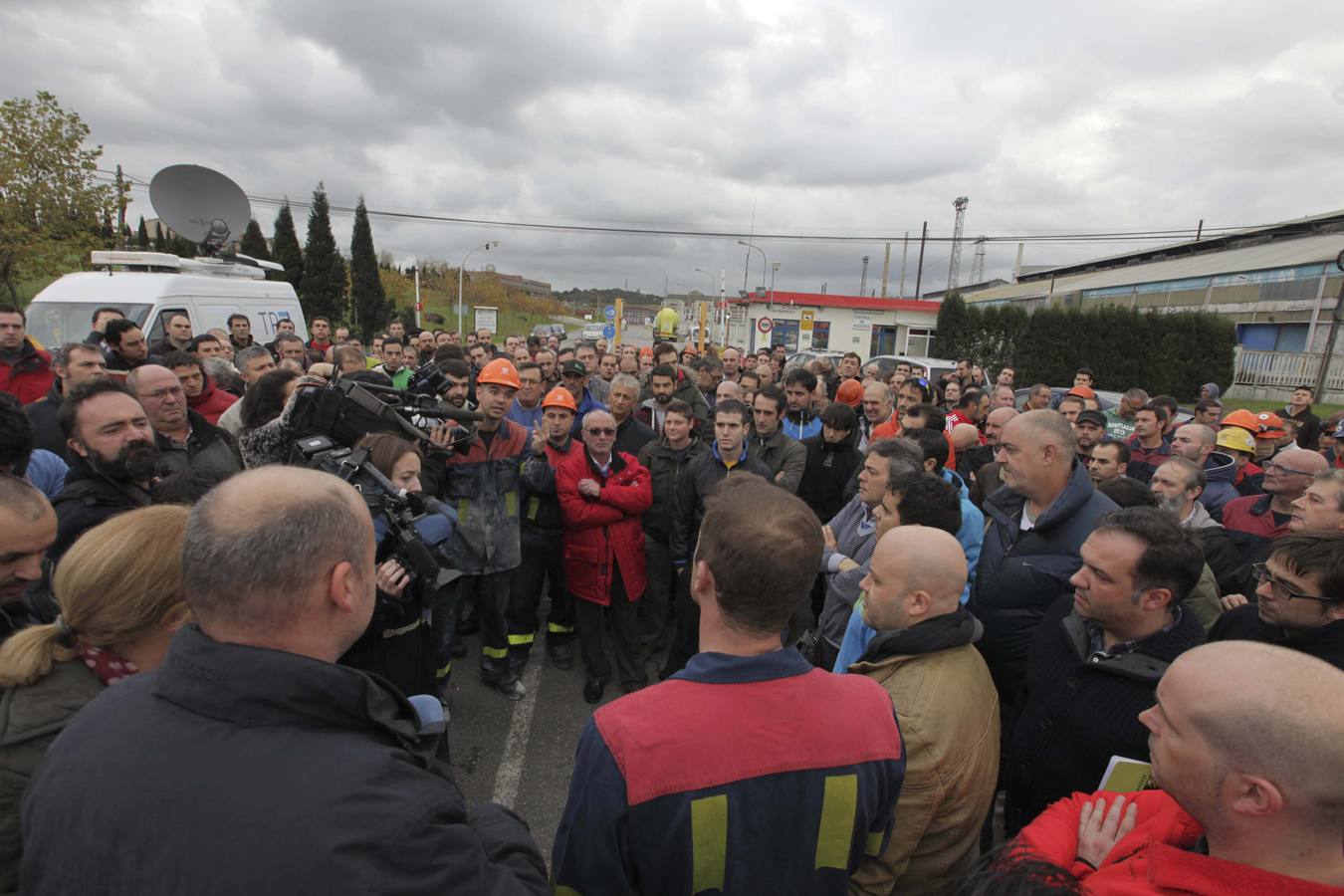 Concentración de los trabajadores de Alcoa ante el anuncio de despidos masivos