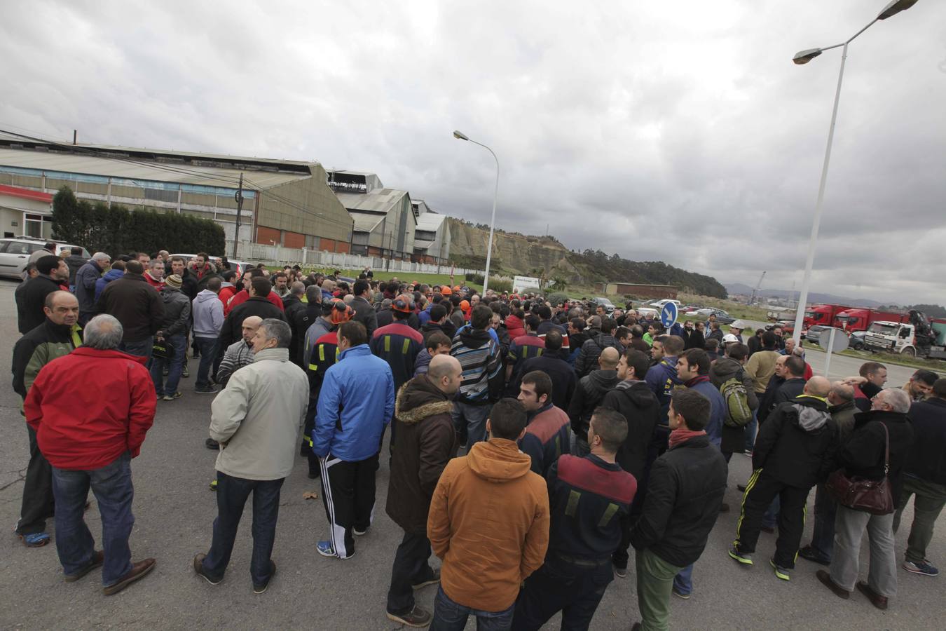 Concentración de los trabajadores de Alcoa ante el anuncio de despidos masivos