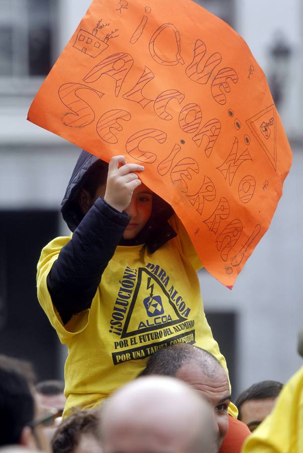 Los trabajadores de Alcoa llevan su protesta a Oviedo