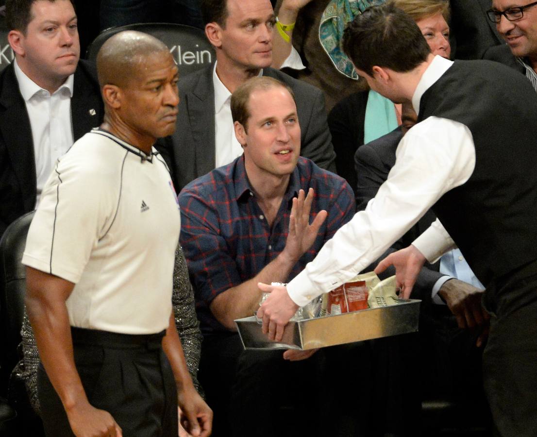 Comos dos aficionados mas. Los duques de Cambridge fueron los protagonistas del partido entre los Nets y los Cavaliers.