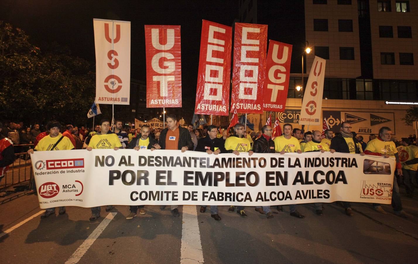 Multitudinaria manifestación en Avilés contra el cierre de Alcoa