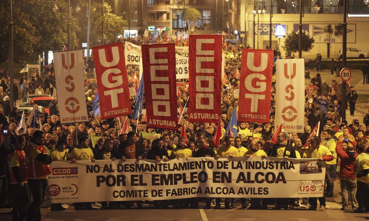 Multitudinaria manifestación en Avilés contra el cierre de Alcoa