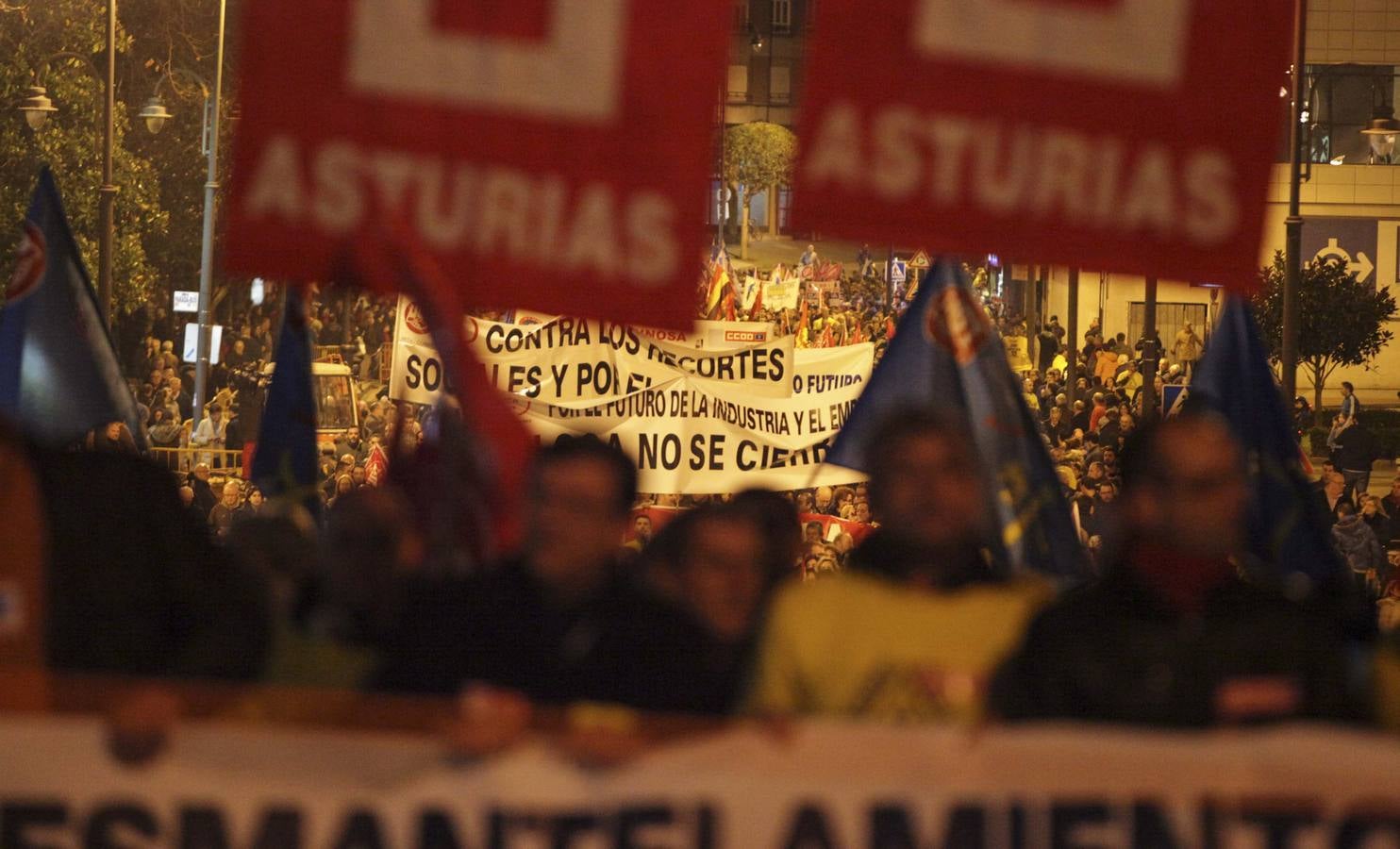 Multitudinaria manifestación en Avilés contra el cierre de Alcoa