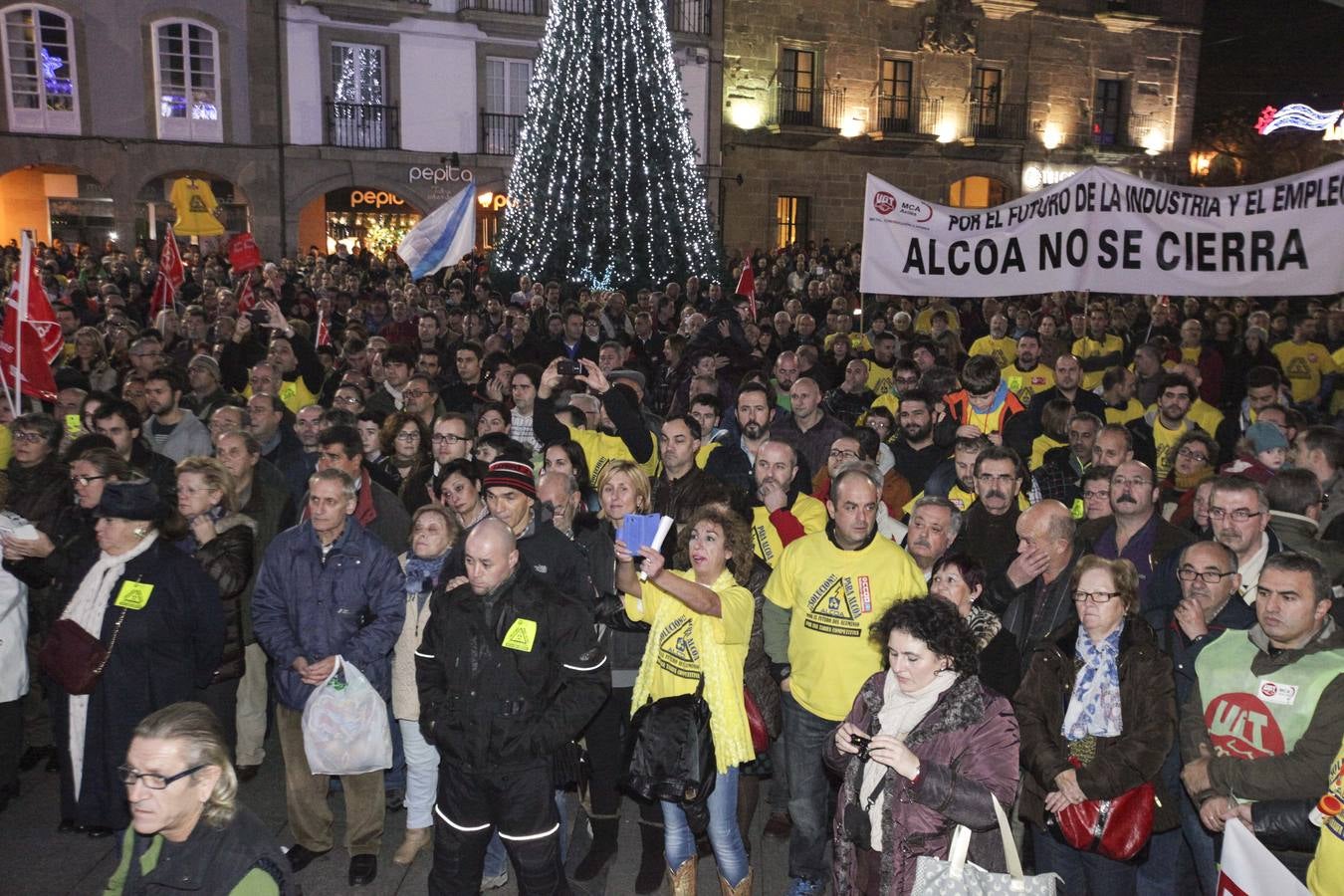 Multitudinaria manifestación en Avilés contra el cierre de Alcoa