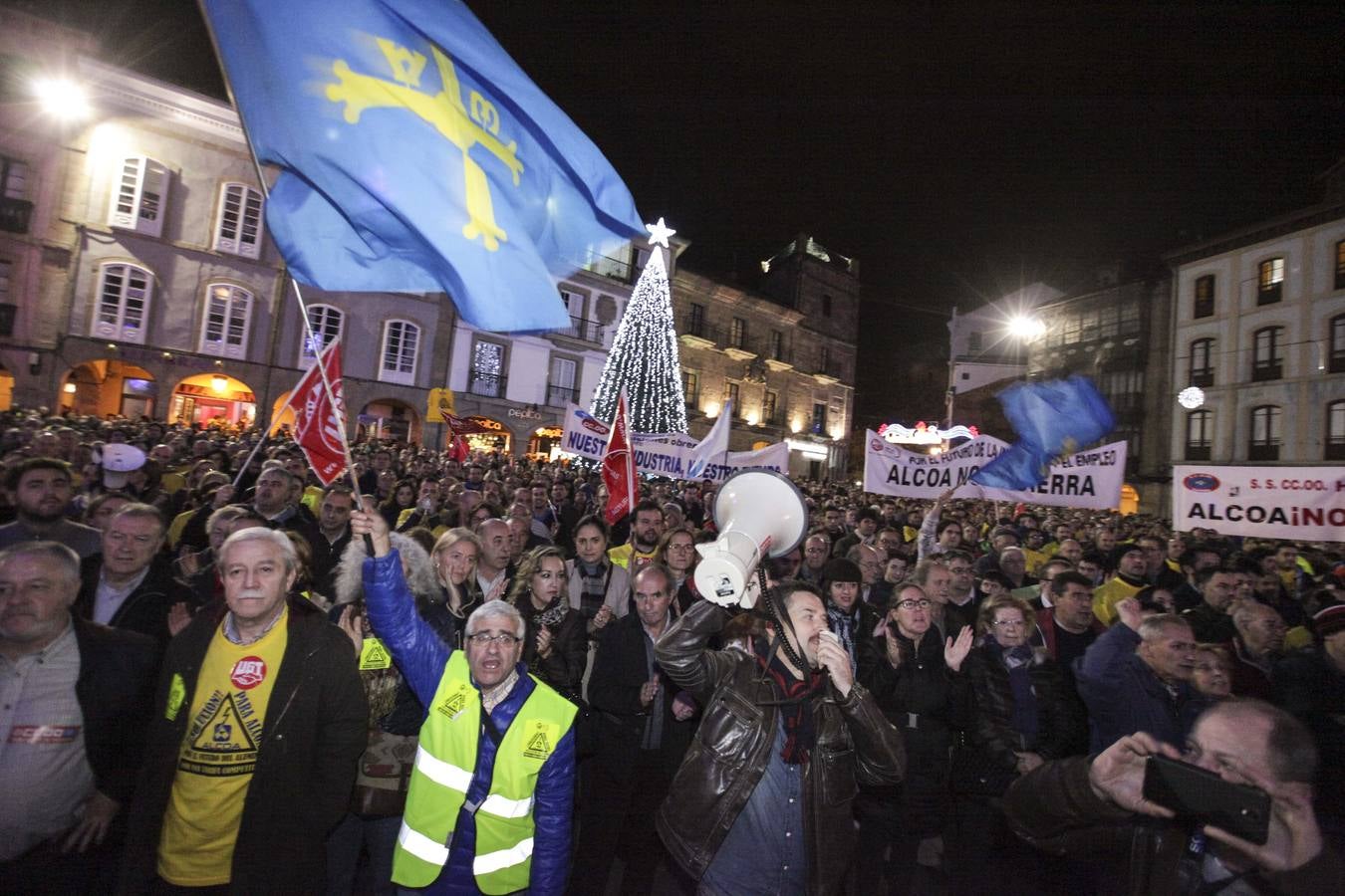 Multitudinaria manifestación en Avilés contra el cierre de Alcoa