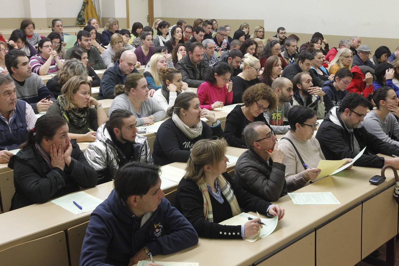 2.500 personas tratan de conseguir 52 puestos de trabajo