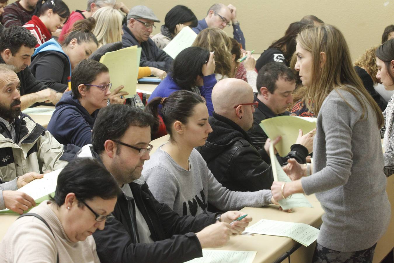 2.500 personas tratan de conseguir 52 puestos de trabajo