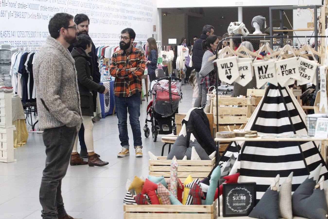 Mercadillo de artistas en La Laboral