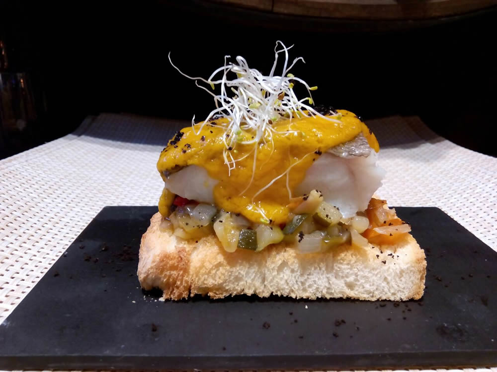 El estresado (sidrería El Puerto). Tosta de bacalao al pil pil de mango acompañado de pisto a la bilbaína.