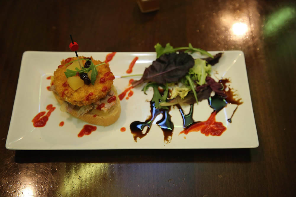 Xa-bores (La Xana). Solomillo de cerdo en compota de manzana con rulo de queso crujiente y aderezado con mermelada de pimientos del piquillo.