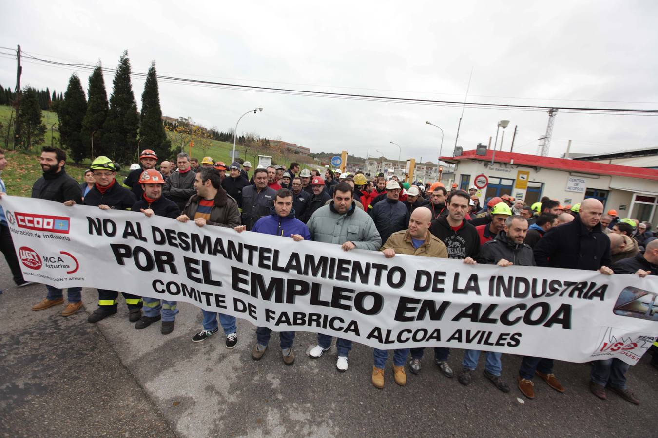 Los trabajadores de Alcoa protestan a las puertas de la fábrica