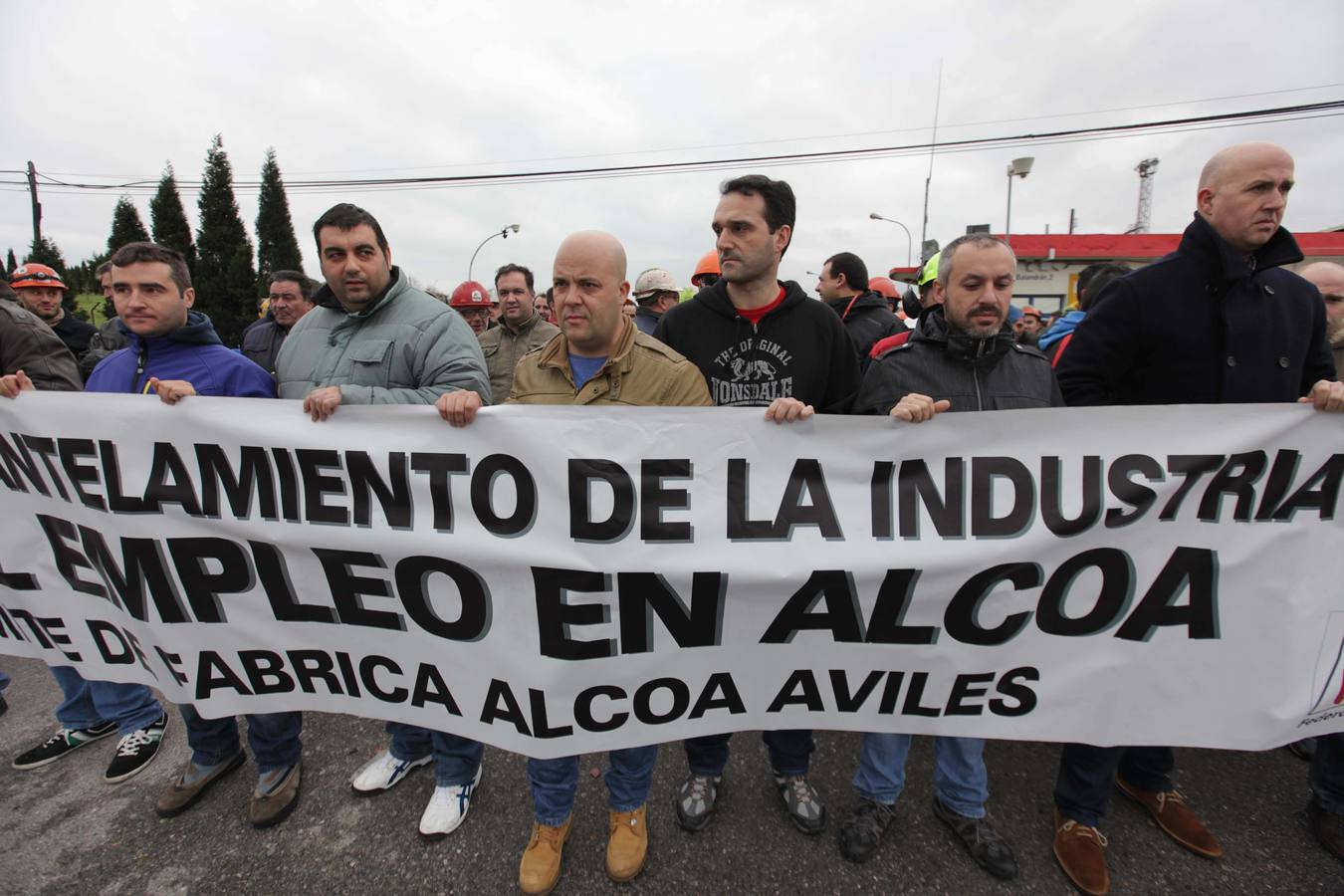 Los trabajadores de Alcoa protestan a las puertas de la fábrica