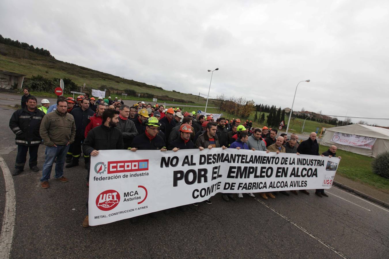 Los trabajadores de Alcoa protestan a las puertas de la fábrica