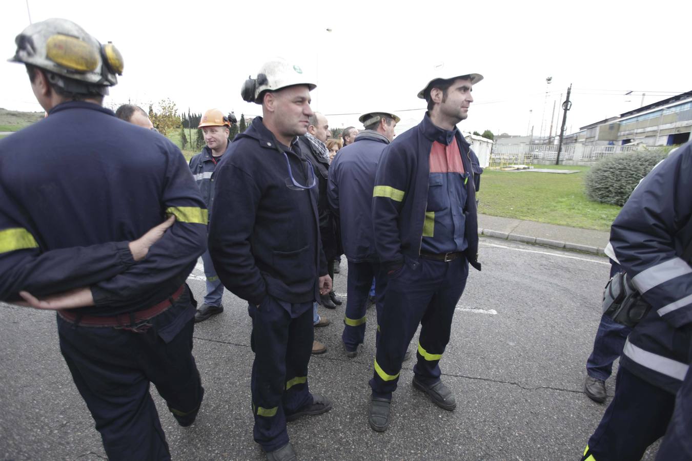 Los trabajadores de Alcoa protestan a las puertas de la fábrica