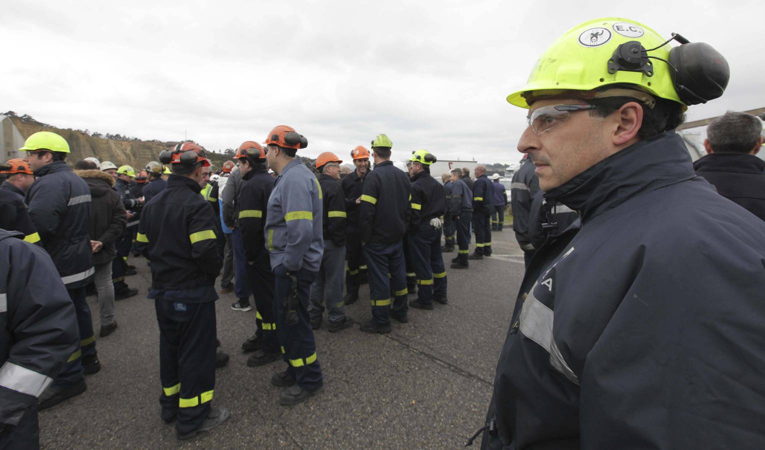 Los trabajadores de Alcoa protestan a las puertas de la fábrica