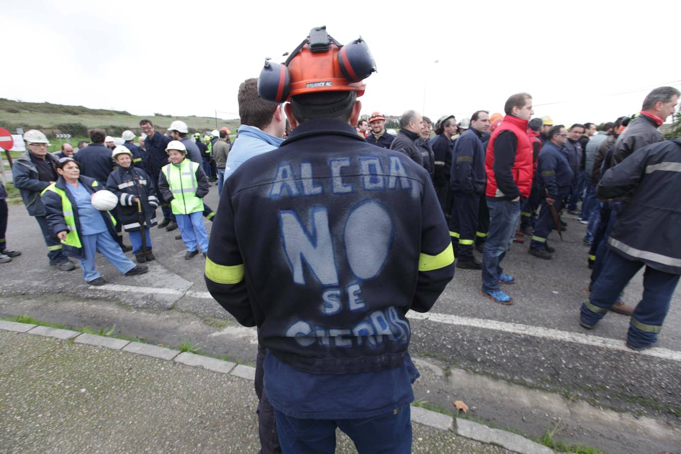 Los trabajadores de Alcoa protestan a las puertas de la fábrica