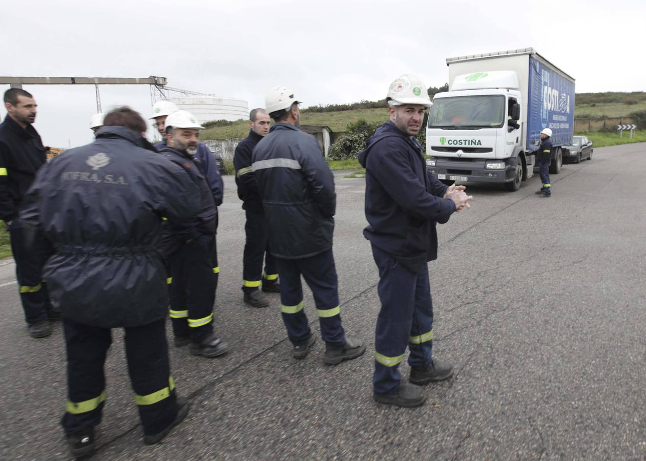 Los trabajadores de Alcoa protestan a las puertas de la fábrica