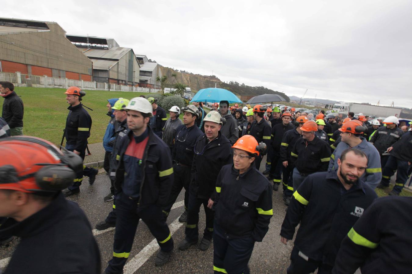 Los trabajadores de Alcoa protestan a las puertas de la fábrica