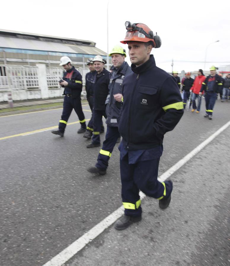 Los trabajadores de Alcoa protestan a las puertas de la fábrica