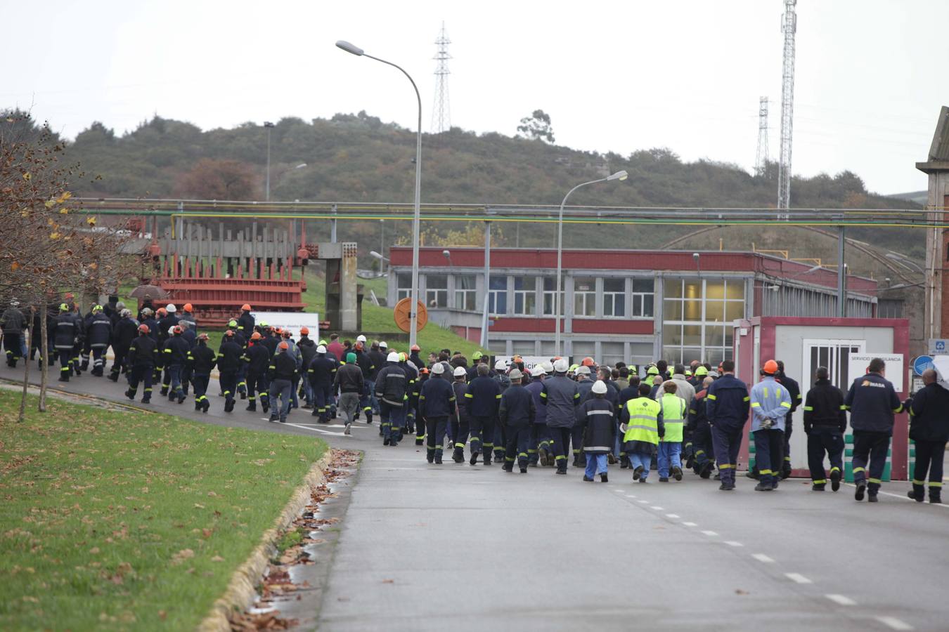 Los trabajadores de Alcoa protestan a las puertas de la fábrica