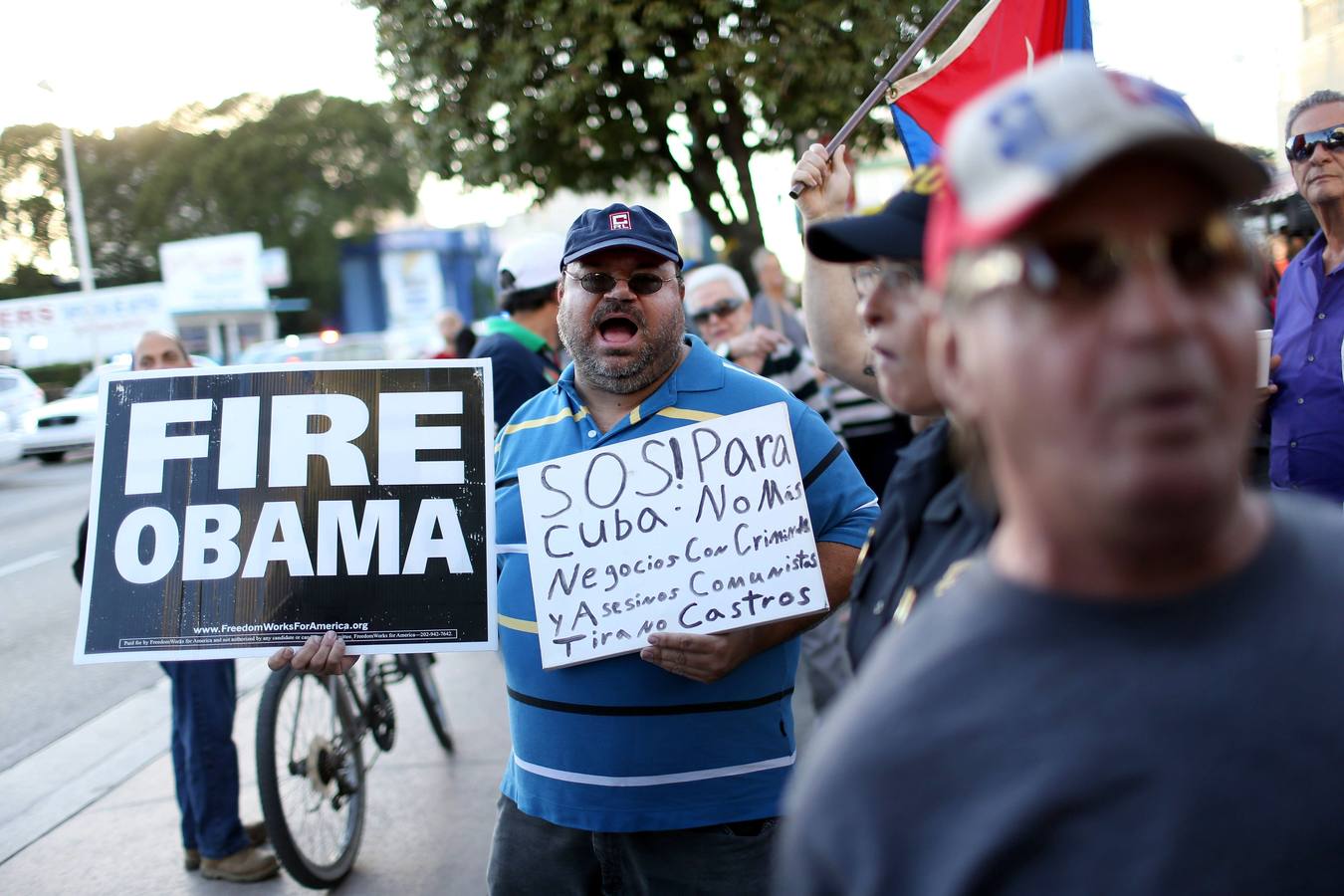 Los exiliados cubanos en Miami celebran el fin de 53 años de Guerra Fría con Estados Unidos