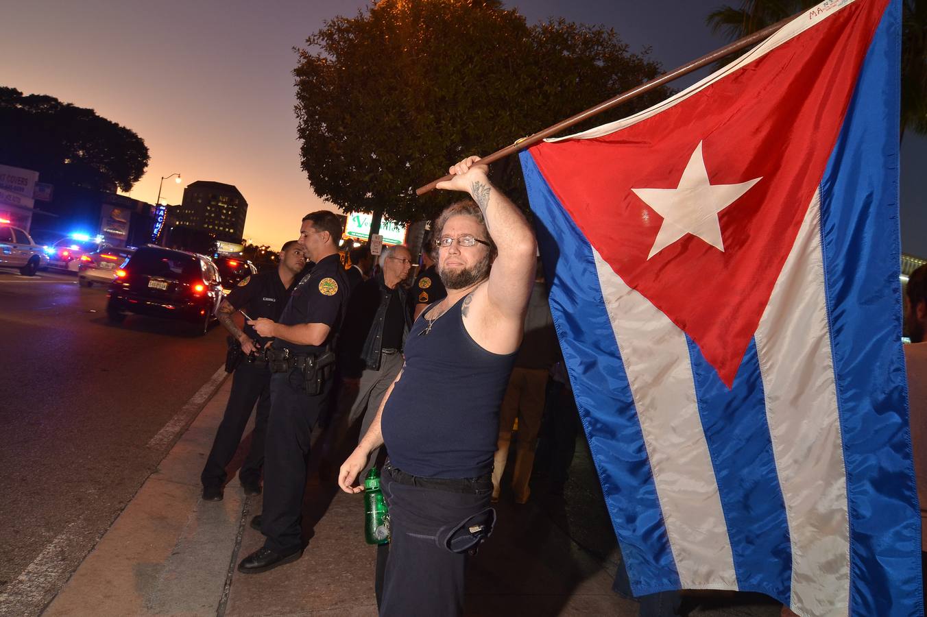 Los exiliados cubanos en Miami celebran el fin de 53 años de Guerra Fría con Estados Unidos